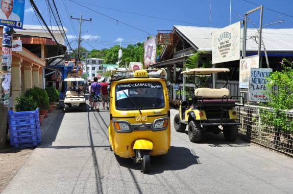 Movimento na prindipal rua de Utila, ilha no litoral norte de Honduras